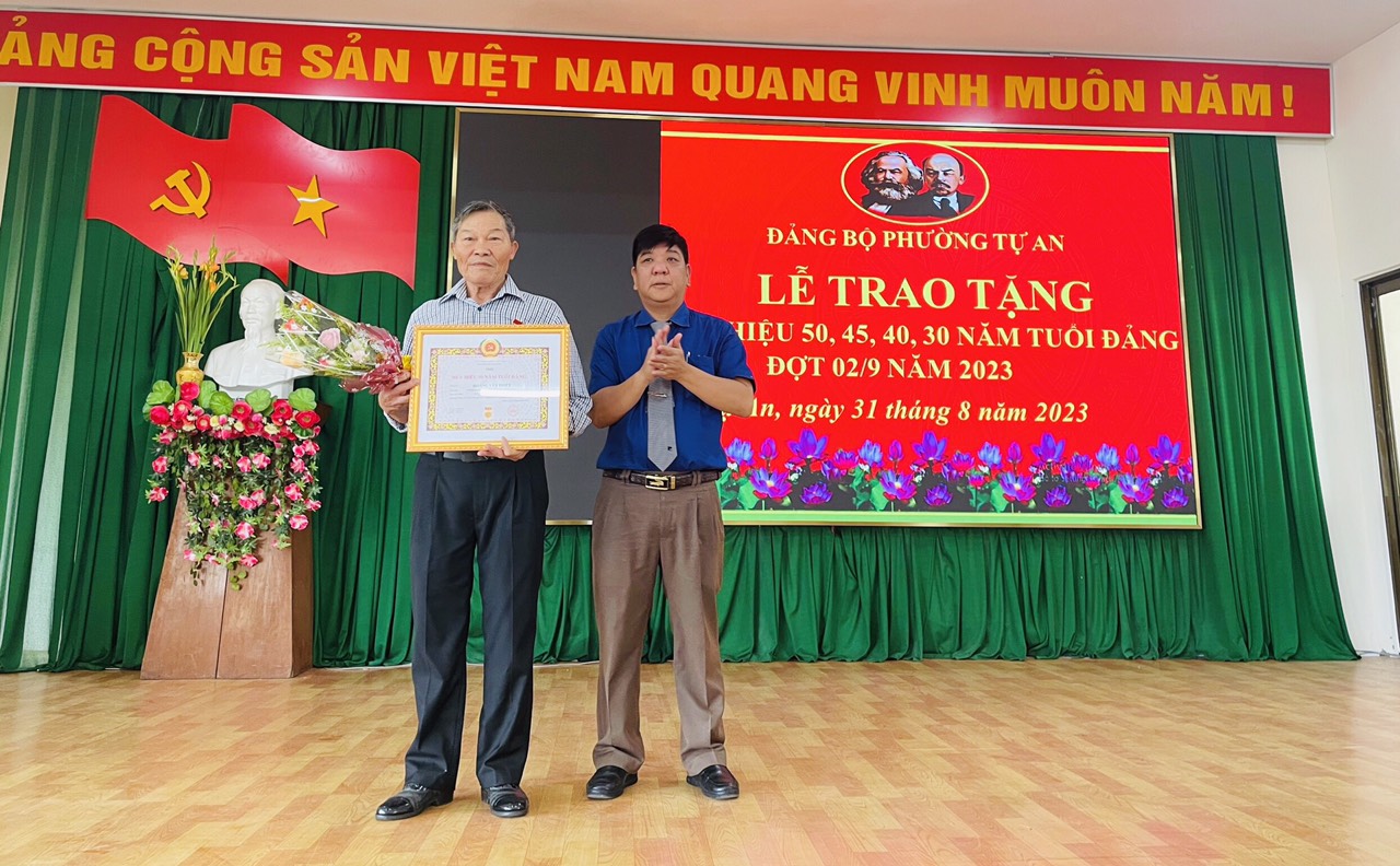 BT tặng 50 tuổi đảng